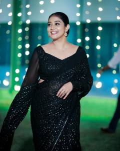 rachana-narayanankutty-in-black-chiffon-party-wear-saree-photos-006