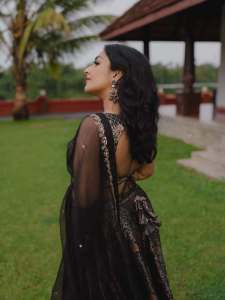 Actress-Rajisha-Vijayan-A-fitted-sleeveless-V-neck-crop-top-and-dark-Lehenga-photos-003