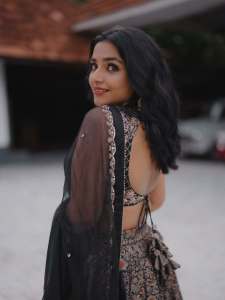 Actress-Rajisha-Vijayan-A-fitted-sleeveless-V-neck-crop-top-and-dark-Lehenga-photos-007