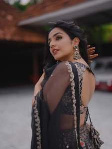 Actress-Rajisha-Vijayan-A-fitted-sleeveless-V-neck-crop-top-and-dark-Lehenga-photos-009
