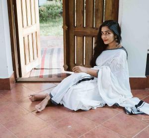 actress-rajisha-vijayan-latest-pics-in-kerala-saree-