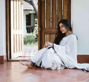 actress-rajisha-vijayan-latest-pics-in-kerala-saree-001