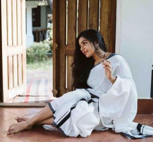 actress-rajisha-vijayan-latest-pics-in-kerala-saree-002