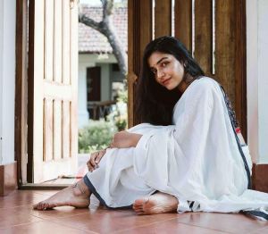 actress-rajisha-vijayan-latest-pics-in-kerala-saree-003