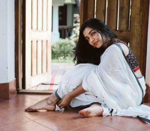 actress-rajisha-vijayan-latest-pics-in-kerala-saree-004