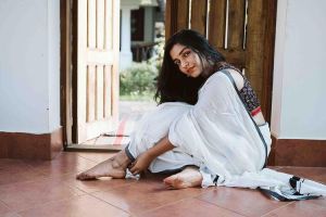 actress-rajisha-vijayan-latest-pics-in-kerala-saree-005