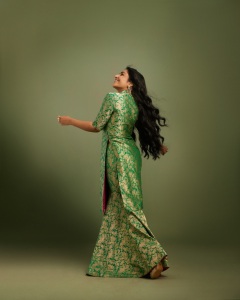 rajisha-vijayan-in-banarasi-silk-set-with-tissue-dupatta-in-Dark-Green-003