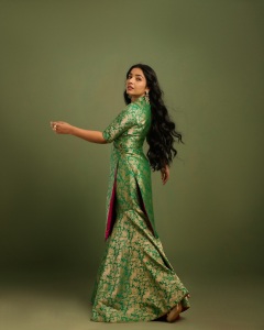 rajisha-vijayan-in-banarasi-silk-set-with-tissue-dupatta-in-Dark-Green-004