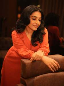 rajisha-vijayan-in-orange-colour-jugalbandi-outfit-photos-004
