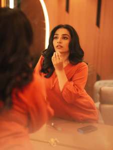 rajisha-vijayan-in-orange-colour-jugalbandi-outfit-photos-005