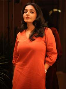 rajisha-vijayan-in-orange-colour-jugalbandi-outfit-photos-006