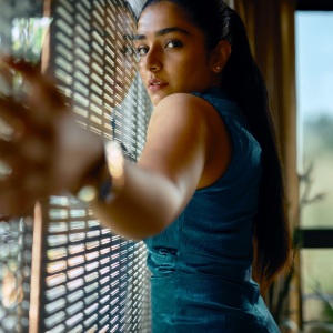 rajisha-vijayan-in-skin-fit-gown-dress-style-photos-004