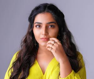 rajisha-vijayan-in-yellow-frock-images-003