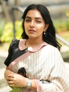 rajisha-vijayan-latest-pictures-and-styling-outfit-002