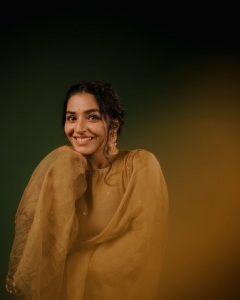 rajisha-vijayan-latest-pictures-and-styling-outfit-004