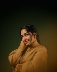 rajisha-vijayan-latest-pictures-and-styling-outfit-006