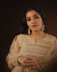 rajisha-vijayan-latest-pictures-and-styling-outfit-013