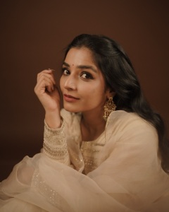 rajisha-vijayan-latest-pictures-and-styling-outfit-016