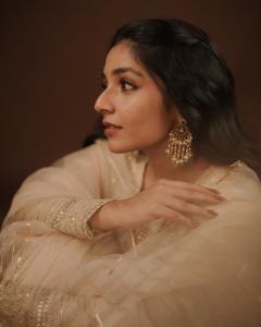 rajisha-vijayan-latest-pictures-and-styling-outfit-017
