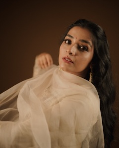 rajisha-vijayan-latest-pictures-and-styling-outfit-021
