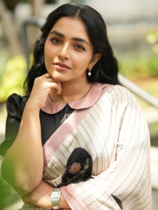rajisha-vijayan-latest-pictures-and-styling-outfit