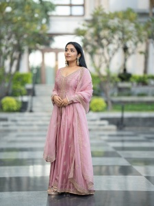 rajisha-vijayan-new-photoshoot-008