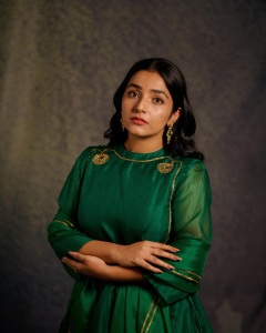 rajisha-vijayan-trending-neck-style-for-party-outfit-in-green-colour-002