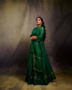 rajisha-vijayan-trending-neck-style-for-party-outfit-in-green-colour-006
