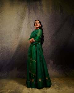 rajisha-vijayan-trending-neck-style-for-party-outfit-in-green-colour-007