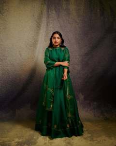 rajisha-vijayan-trending-neck-style-for-party-outfit-in-green-colour-008