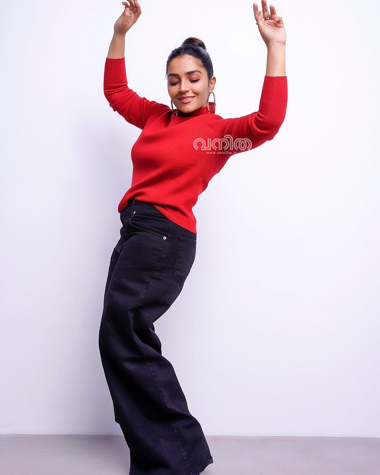 rajisha-vijayan-latest-photoshoot-for-vanitha-005