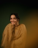 rajisha-vijayan-latest-pictures-and-styling-outfit-004