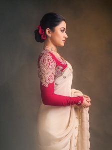 rashmika-mandanna-in-cream-colored-saree-with-pink-long-sleeved-blouse-adorned-with-rich-intricate-gold-paisley-and-floral-embroidery-design-photos-002