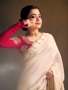rashmika-mandanna-in-cream-colored-saree-with-pink-long-sleeved-blouse-adorned-with-rich-intricate-gold-paisley-and-floral-embroidery-design-photos-004