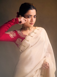 rashmika-mandanna-in-cream-colored-saree-with-pink-long-sleeved-blouse-adorned-with-rich-intricate-gold-paisley-and-floral-embroidery-design-photos-007