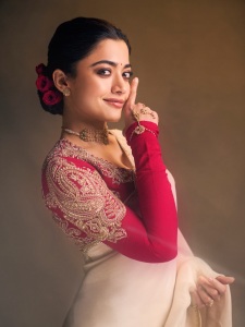 rashmika-mandanna-in-cream-colored-saree-with-pink-long-sleeved-blouse-adorned-with-rich-intricate-gold-paisley-and-floral-embroidery-design-photos