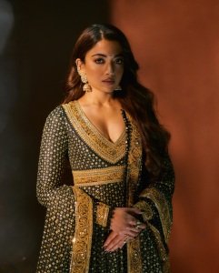 rashmika-mandanna-in-festive-party-wear-out-fit-photos-005