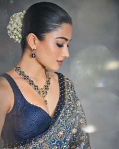 rashmika-mandanna-in-heavy-work-saree-with-sleeveless-blouse-003
