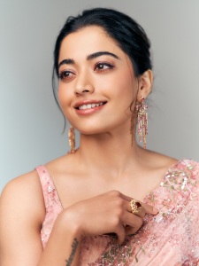 rashmika-mandanna-in-peach-saree-with-blouse-style-ideas-002