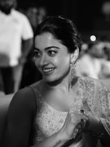 rashmika-mandanna-in-peach-saree-with-blouse-style-ideas-004