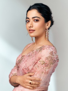rashmika-mandanna-in-peach-saree-with-blouse-style-ideas