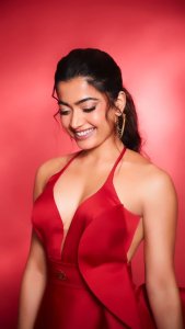 rashmika-mandanna-in-red-stunning-photo-004