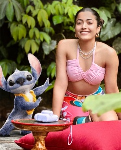 rashmika-mandanna-travel-dress-style-photos-001