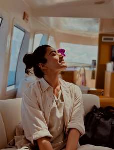 rashmika-mandanna-travel-dress-style-photos