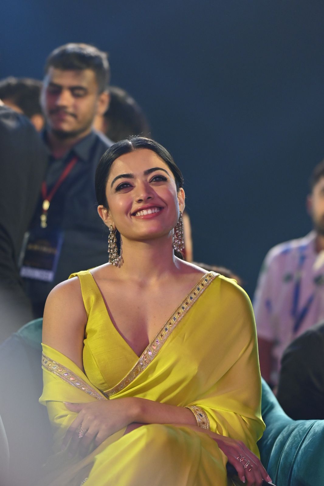 [Image: rashmika-mandanna-Yellow-saree-photos-in...on-003.jpg]
