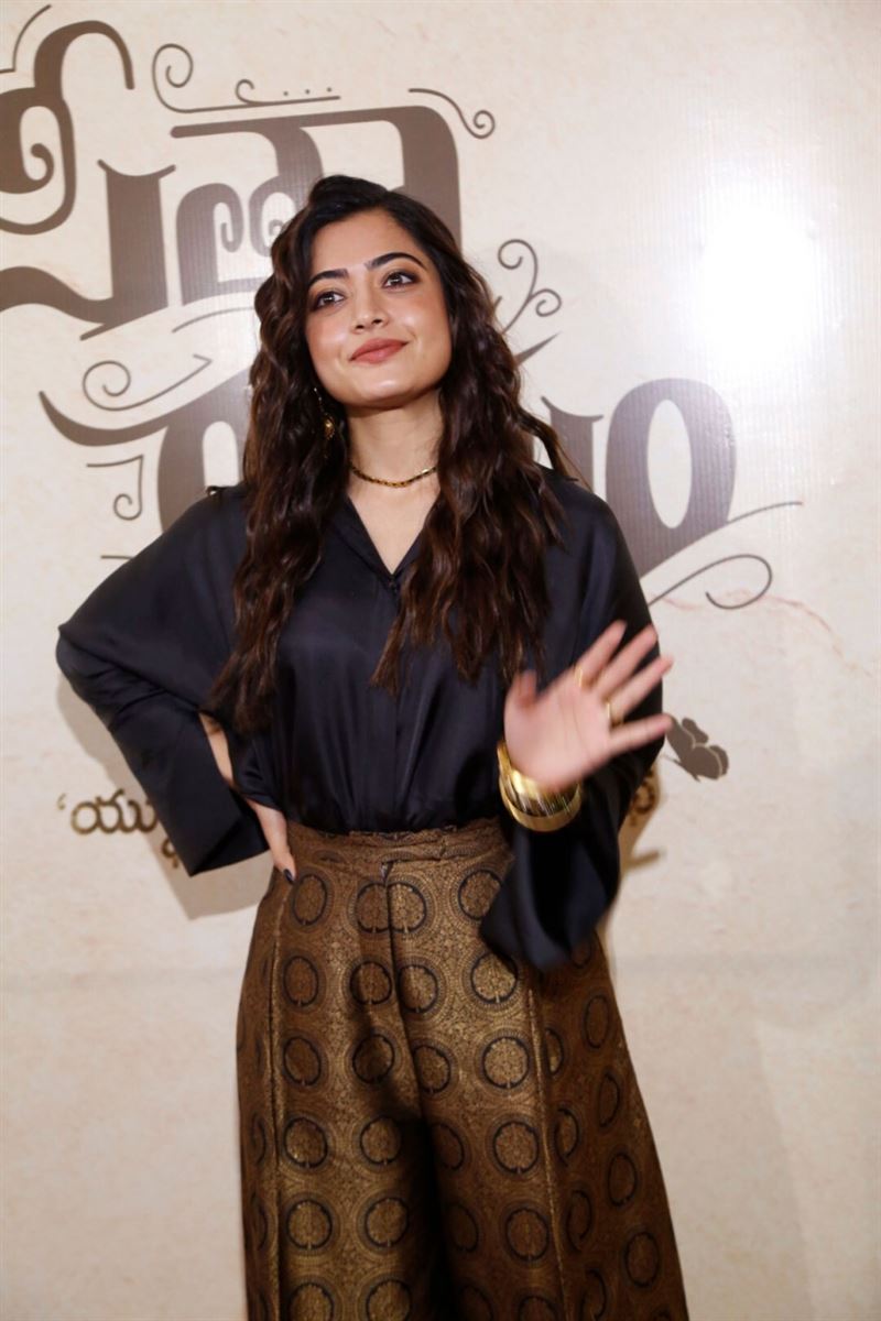rashmika-mandanna-new-look-in-black-outfit-003.jpg