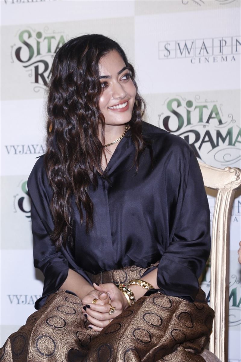 rashmika-mandanna-new-look-in-black-outfit-004.jpg