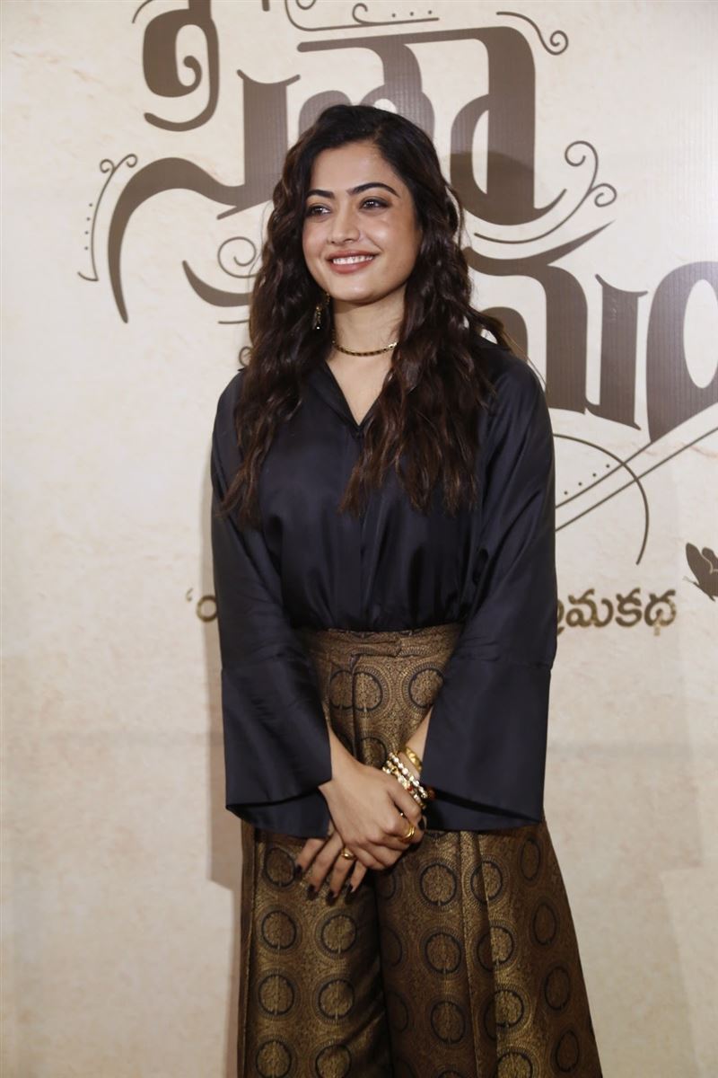 rashmika-mandanna-new-look-in-black-outfit.jpg