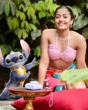 rashmika-mandanna-travel-dress-style-photos-001
