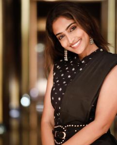 reba-monica-john-beautiful-photos-in-black-colour-saree-002